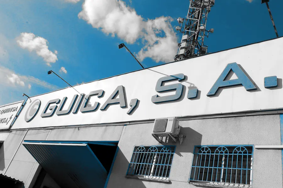 Fachada de la nave de Guica con el rótulo